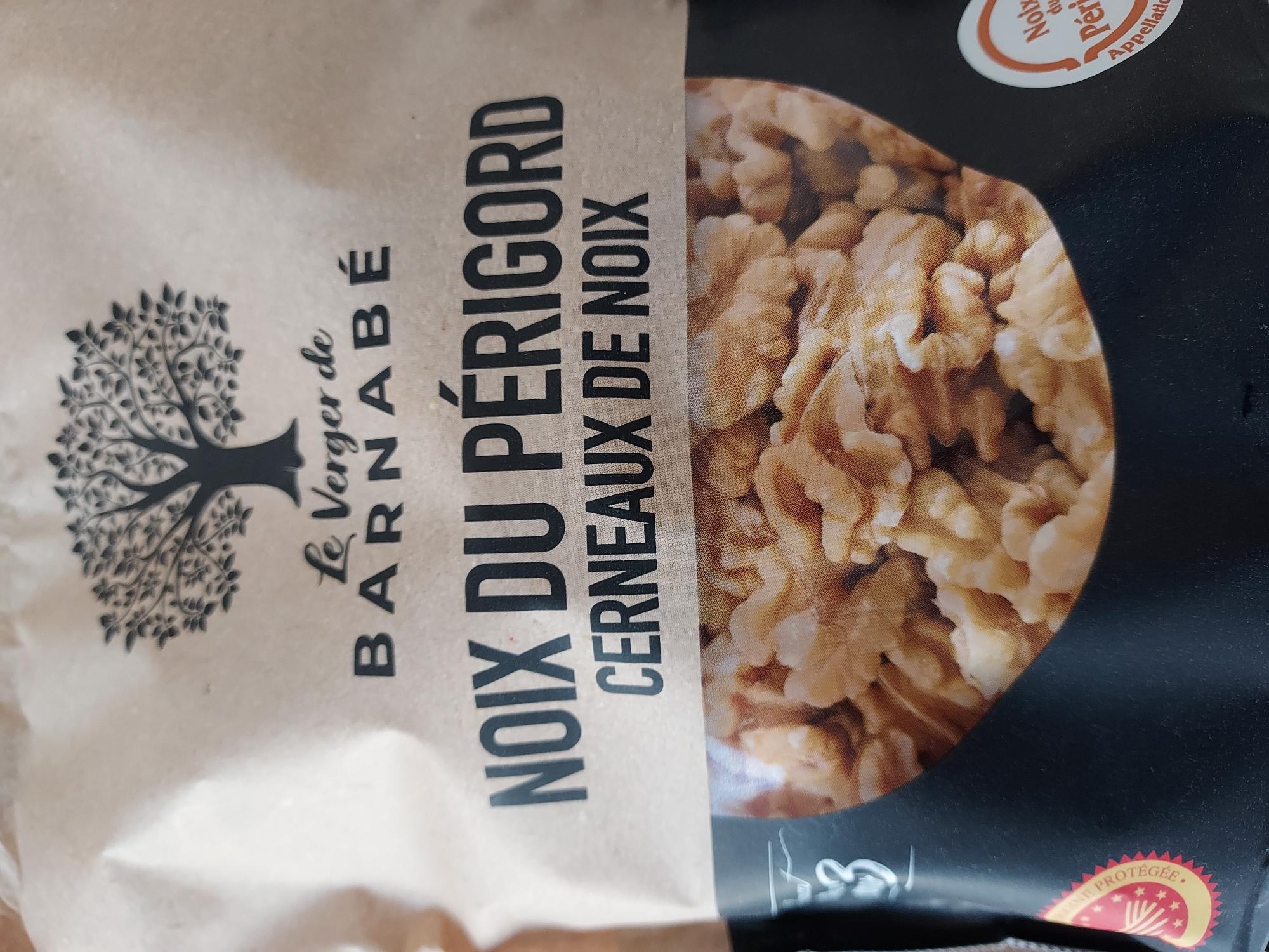 Walnut kernel halves, light halves 80%, origin Romania
